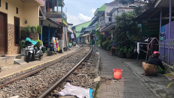 Pemukiman di tepi rel kereta api di Jagalan, Kota Malang