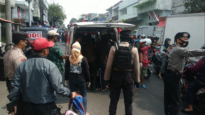 Evakuasi jenazah seorang pria tanpa identitas di Malang