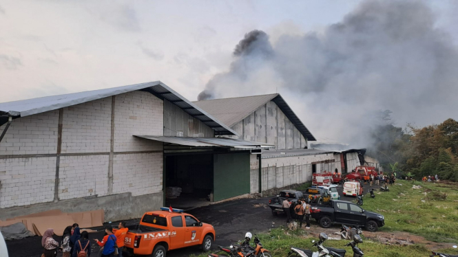 Kebakaran di pabrik kertas di Malang