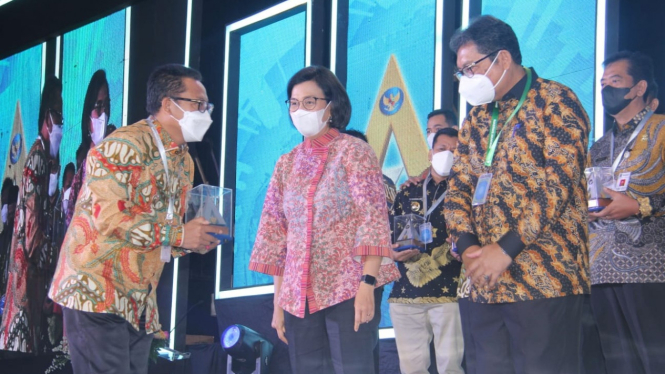 Wali Kota Sutiaji menerima penghargaan dari Menteri Sri Mulyani