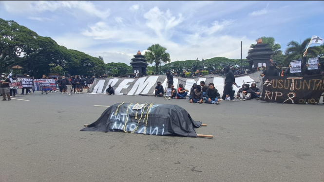 Demo Aremania di Depan Balai Kota Malang