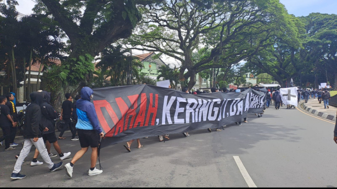 Aksi damai aremania di depan Balai Kota Malang
