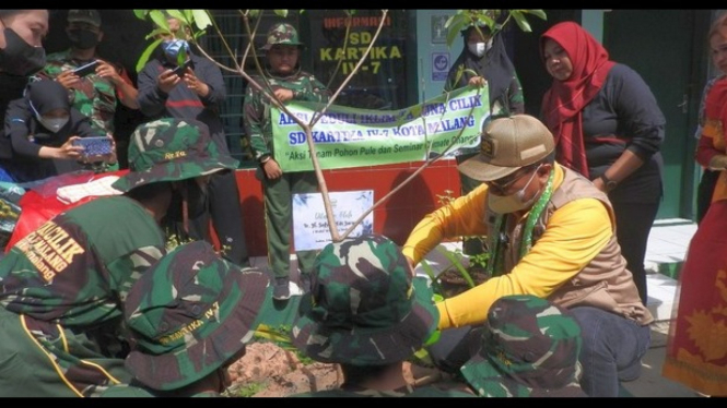 Wakil Wali Kota Malang, Sofyan Edi Jarwoko saat tanam pohon pule
