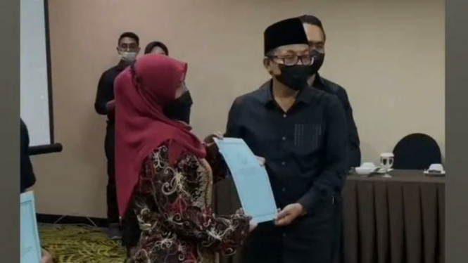 Wali Kota Malang, Sutiaji saat menyerahkan NIB