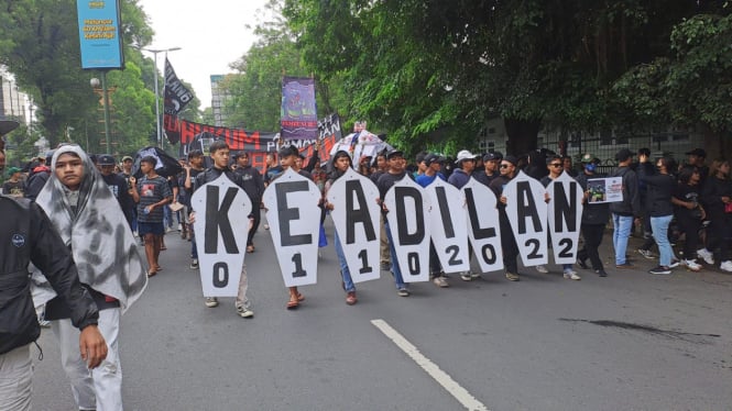 Demonstrasi Aremania di Jalan JA Suprapto