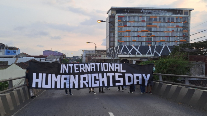 Aremania demo pada peringatan hari HAM Internasional
