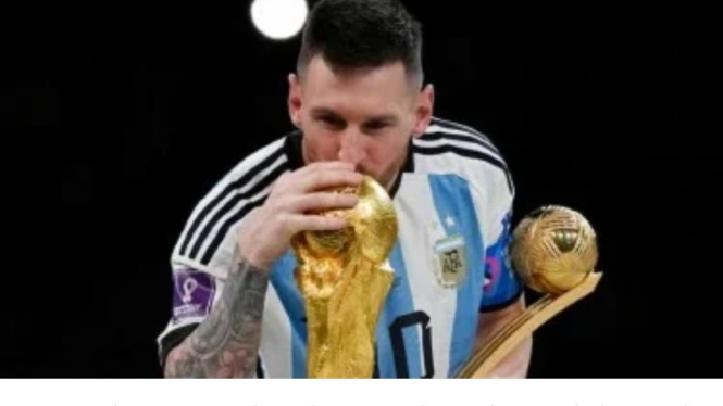 Lionel Messi mencium trofi Piala Dunia 2022.