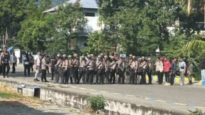 Polisi mengamankan jalan masuk ke Bandara Sentani, Jayapura.