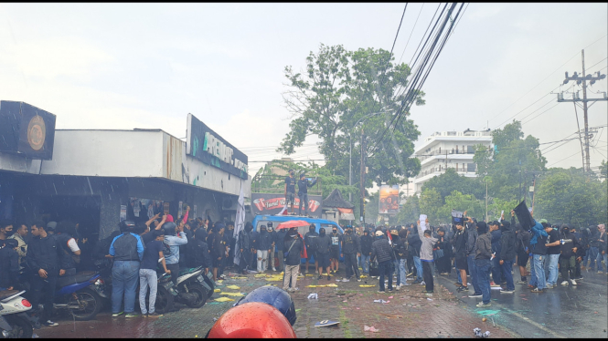 Demo di depan Kantor Arema FC
