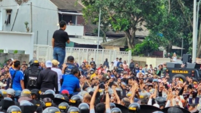 pendukung PSIS Semarang dihadang di depan pintu Stadion Jatidiri