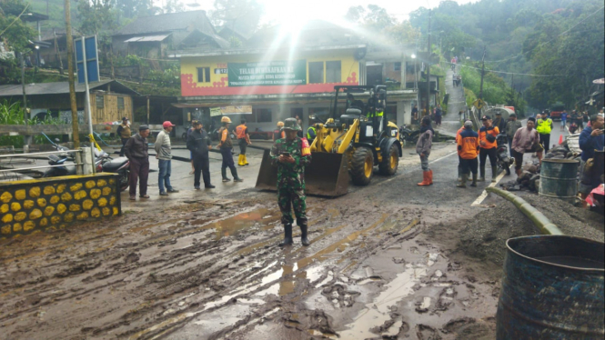 Jalur Malang - Kediri ditutup total karena longsor