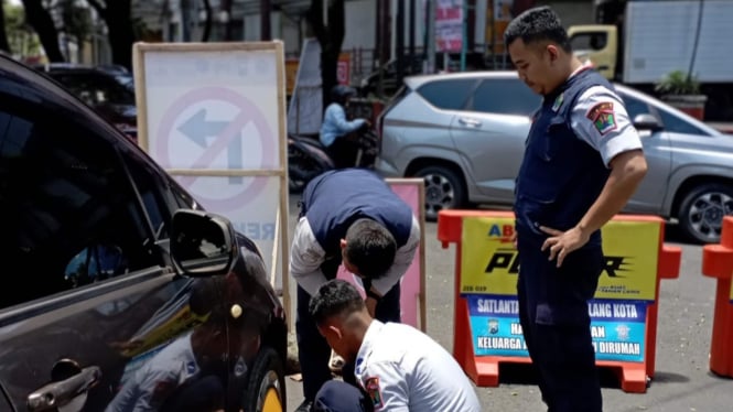 Dishub Kota Malang menggembok mobil karena parkir sembarangan