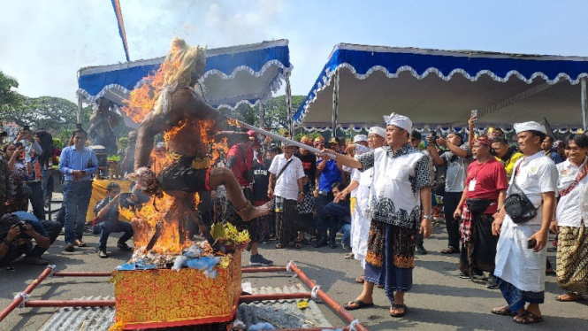 Ogoh-ogoh di bakar di depan Alun-alun Tugu, Kota Malang