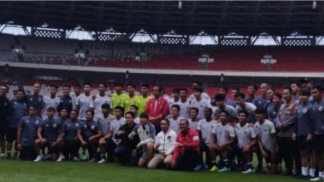 Presiden Joko Widodo bersama para pemain Timnas U-20