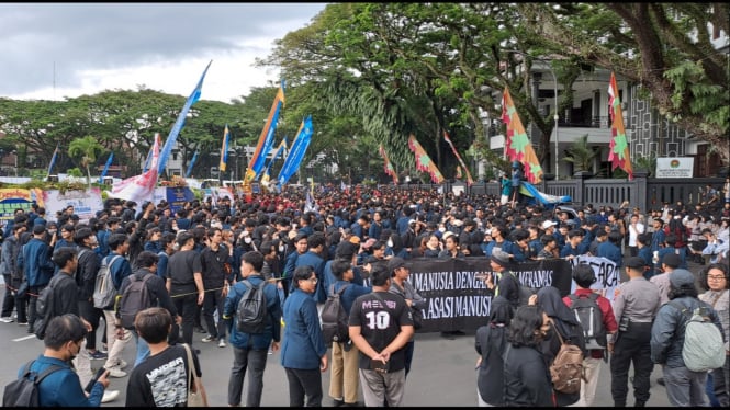 Demo mahasiswa di depan Gedung DPRD Kota Malang