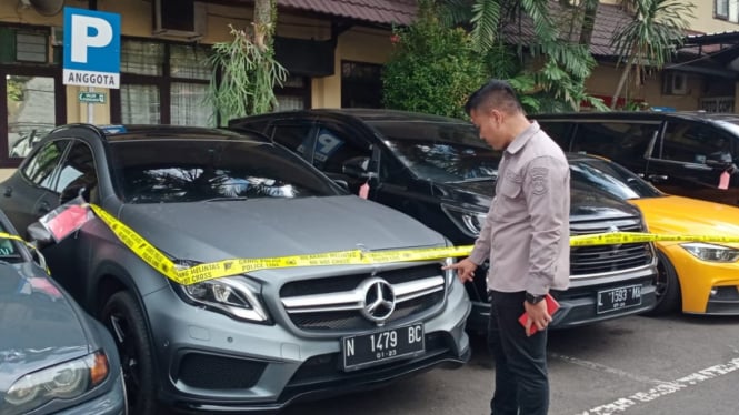 Mobil Mercedes Benz GLA milik Wahyu Kenzo disita polisi