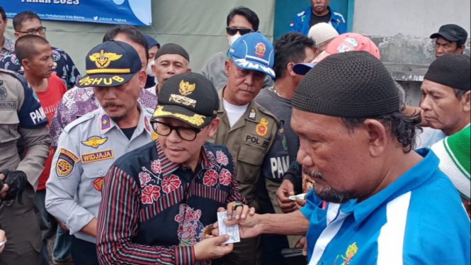 Wali Kota Malang, Sutiaji memberikan bantuan subsidi BBM