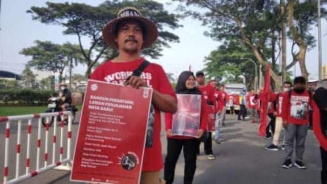 Buruh di Tangerang menuju Jakarta untuk memperingati May Day