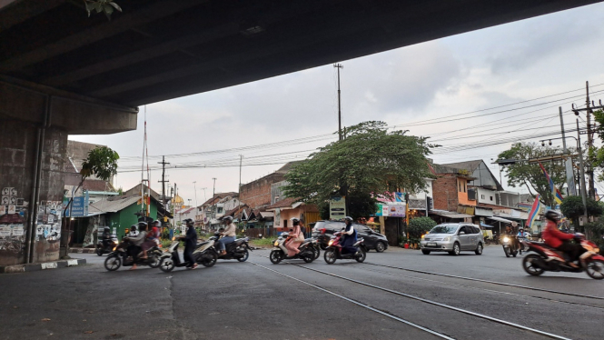 Perlintasan kereta api di Jalan Kolonel Sugiono