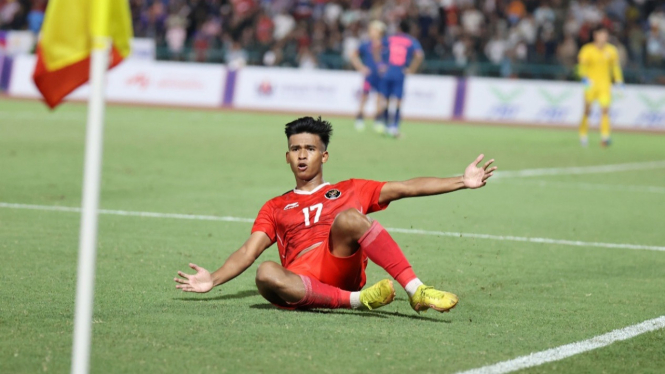 Pemain Timnas Indonesia Jauhari merayakan gol