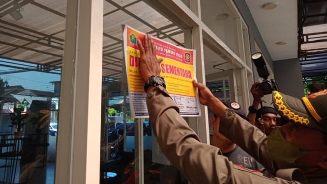 Satpol PP Kota Malang menutup dua penginapan di Tlogomas