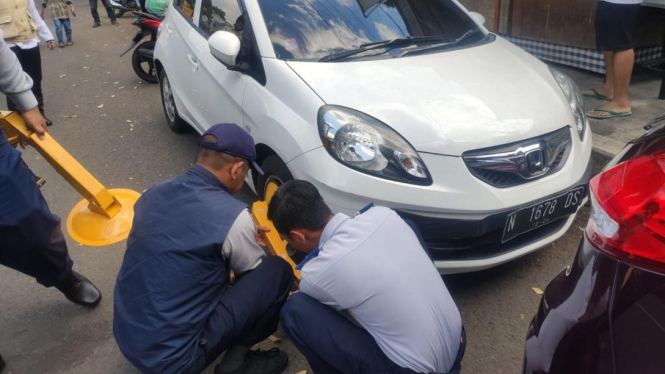 Dishub Kota Malang gembok mobil parkir liar
