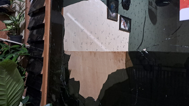 Kondisi rumah warga pecah akibat diserang mahasiswa