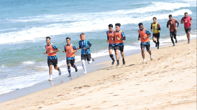 Tim Arema FC latihan fisik di Pantai Ngantep