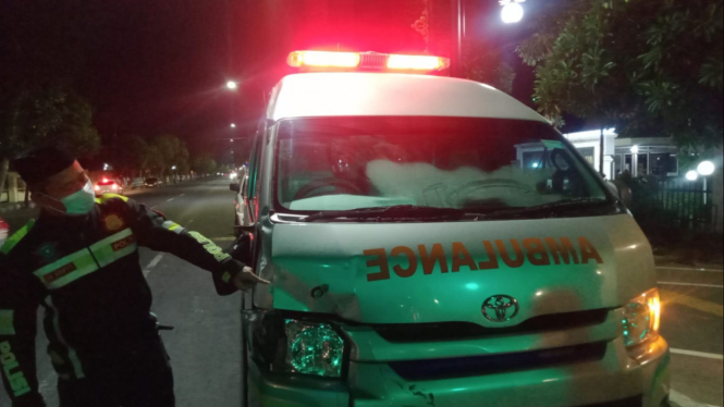 Ambulans ditabrak pengendara motor di Kebon Rojo