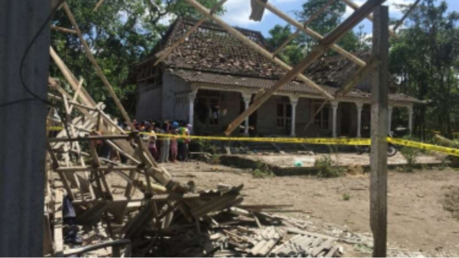 Ilustrasi ledakan petasan menghancurkan rumah di Blitar