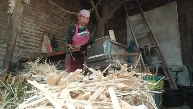 Pembuatan tusuk sate di Jombang