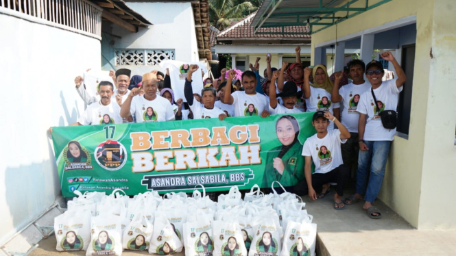Relawan Asandra Salsabila membagikan ratusan paket sembako