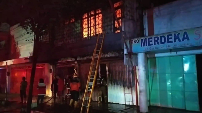 Petugas Damkar BPBD Jombang saat padamkan api