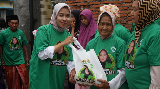 Relawan Asandra membagikan sembako di Kota Batu