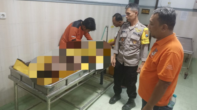 Mayat bocah saat dibawa ke RSUD Jombang.