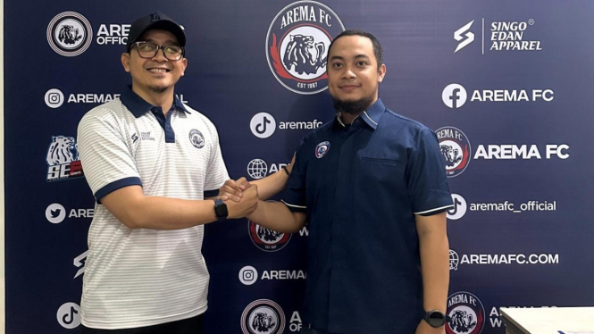 Manajer bisnis Arema FC, Munif Bagaskara Wakid (biru)