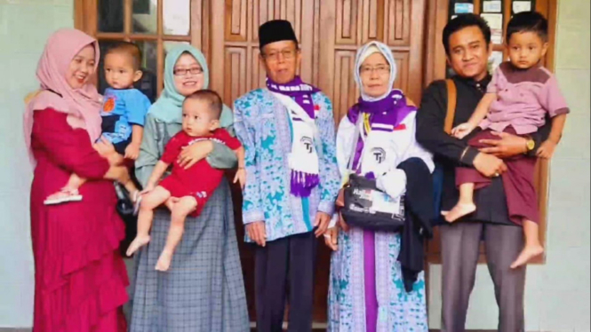 Almarhum Solichan bersama istri dan anaknya.