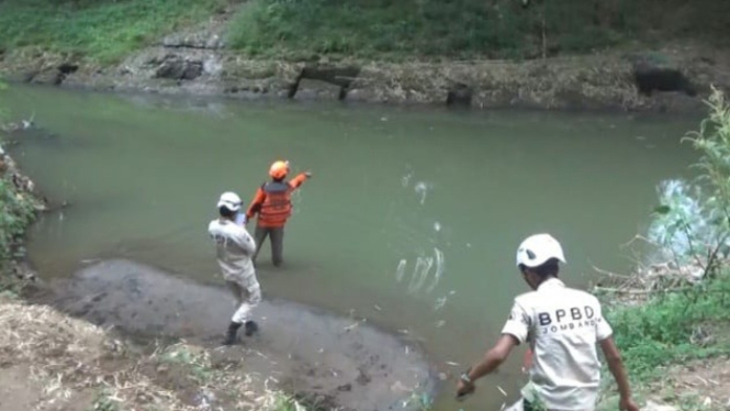 Proses evakuasi mayat korban dari sungai.