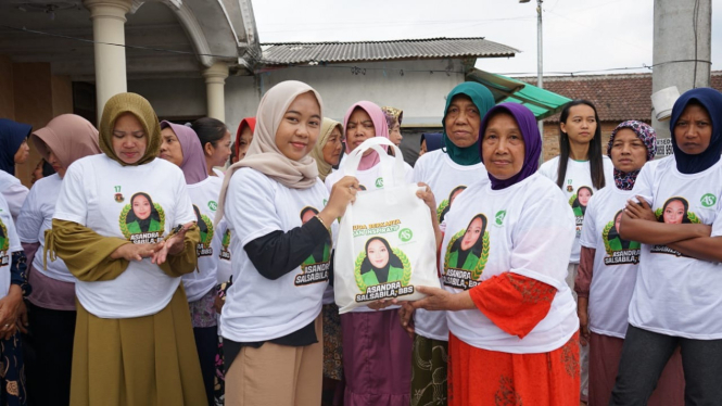 Relawan Asandra Bagikan Sembako ke Warga Malang