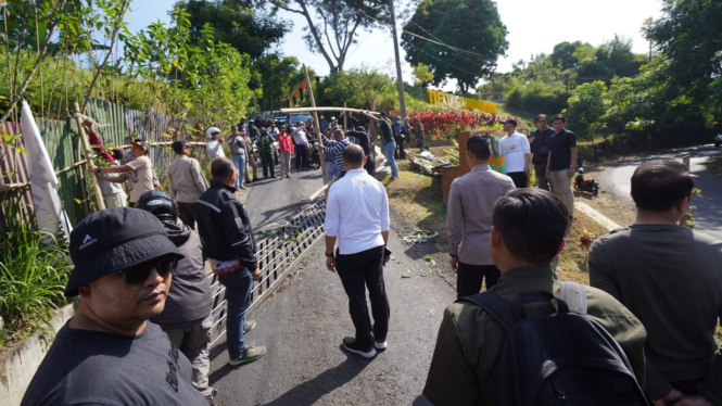 Blokade jalan TPA Tlekung dibuka oleh warga.