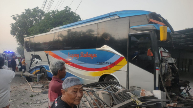 Evakuasi bus Sugeng Rahayu tabrak rumah