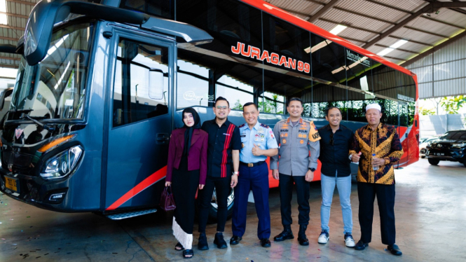 Sleeper bus Malang-Denpasar milik Juragan99 Trans