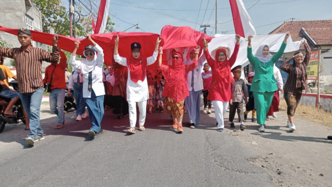 Bendera raksasa yang dikirab warga