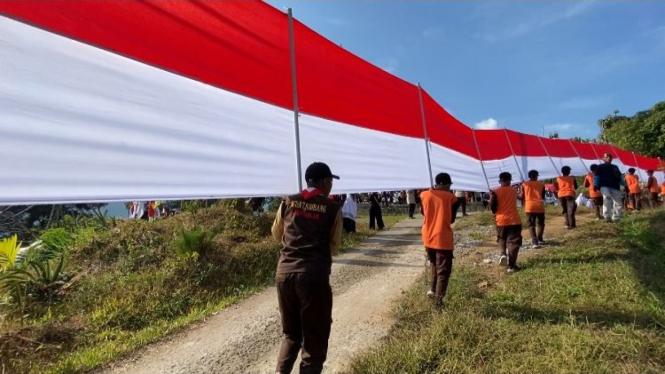 Kirap bendera merah putih sepanjang 100 meter.