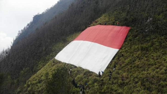 Bendera merah putih berukuran raksasa di Gunung Panderman.