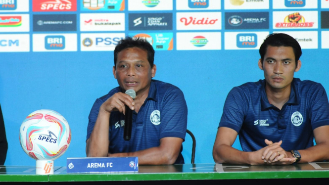 Asisten pelatih Arema FC Kuncoro dan Syaiful Anwar
