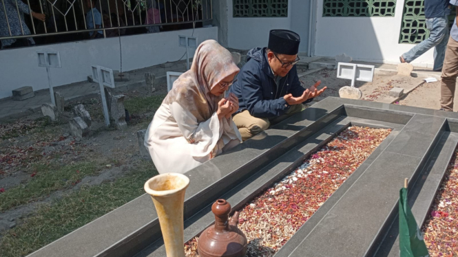 Cak Imin dan Istri berdoa di makam ayah dan buyutnya.