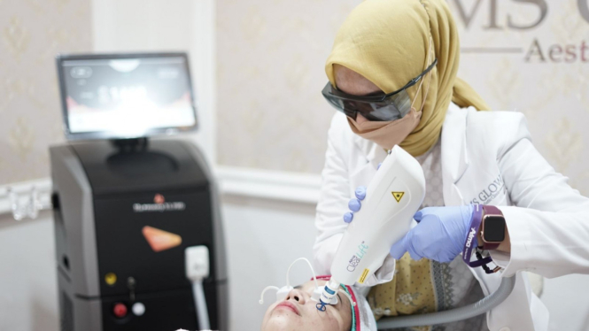 Ojol di Malang mendapat perawatan kesehatan kulit gratis dari Ms Glow