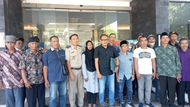 Warga di kantor ATR/BPN Kabupaten Pasuruan.