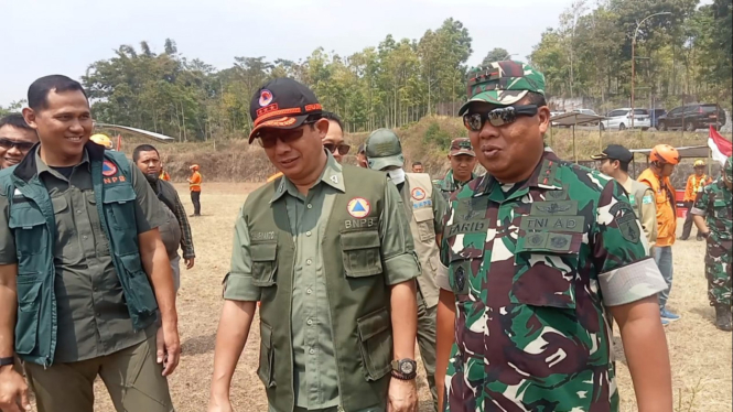 Letjen TNI Suharyanto meninjau area kebakaran Gunung Arjuno.